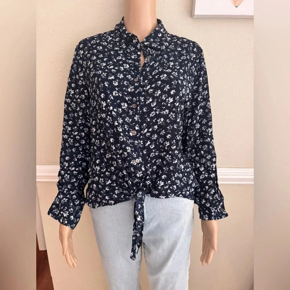 VINCE CAMUTO OPNW BACK TOP IN MEDIUM NAVY BLUE USED TOP - Picture 1 of 6